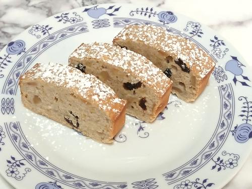 Jak uvařit bílkový chlebíček s kousky jablek a mandlemi? Snadné recept, připravený za 45 - 60 minut